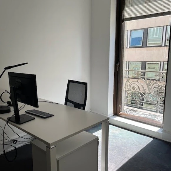 Bureau privé 18 m² 2 postes Location bureau Rue La Pérouse Paris 75016 - photo 2