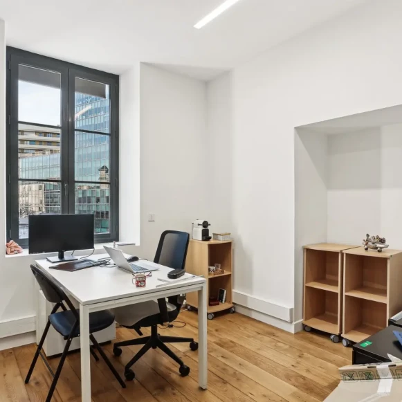 Bureau privé 40 m² 10 postes Location bureau Rue Vercingétorix Paris 75014 - photo 1