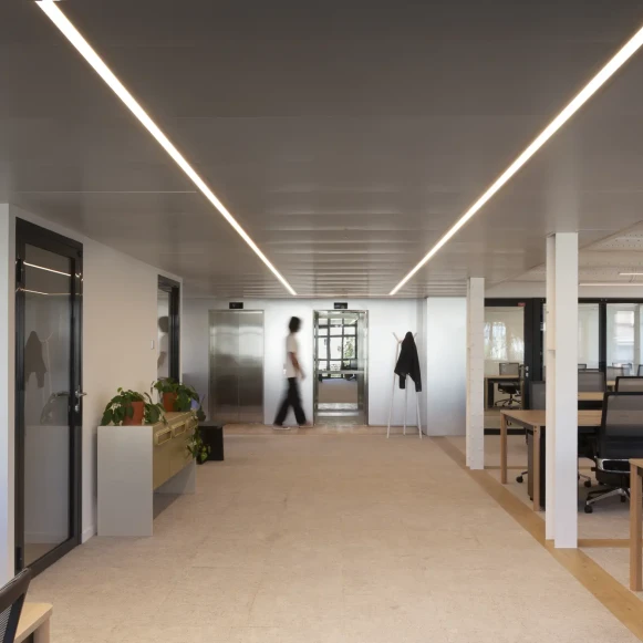 Bureau privé 57 m² 18 postes Coworking Rue Joseph de Maistre Paris 75018 - photo 4