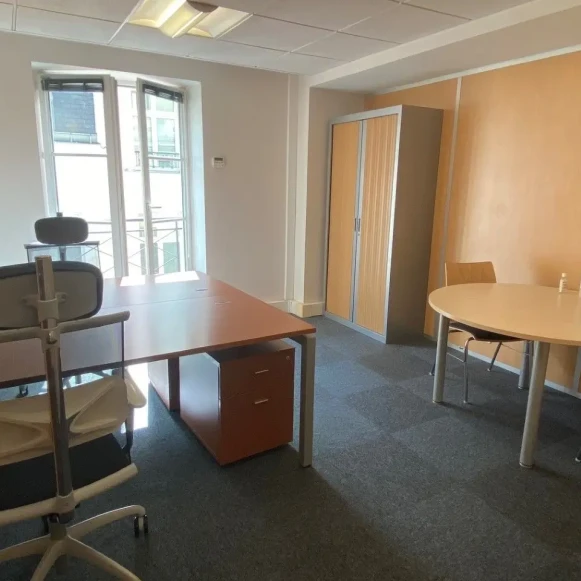 Bureau privé 16 m² 3 postes Coworking Rue des Petits Champs Paris 75001 - photo 1