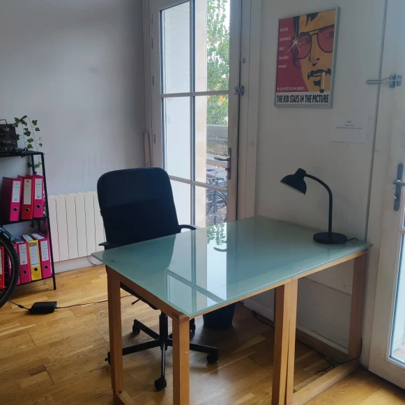 Open Space  1 poste Location bureau Quai d'Anjou Paris 75004 - photo 1