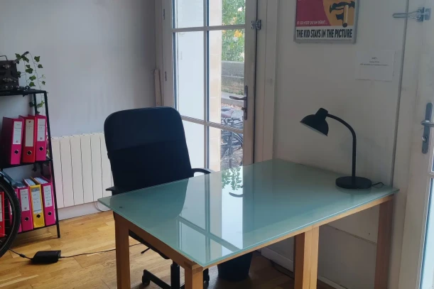 Open Space - 75004 - 1 poste - 325€