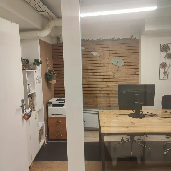 Bureau privé 10 m² 4 postes Coworking Rue du Cloître Saint-Merri Paris 75004 - photo 2