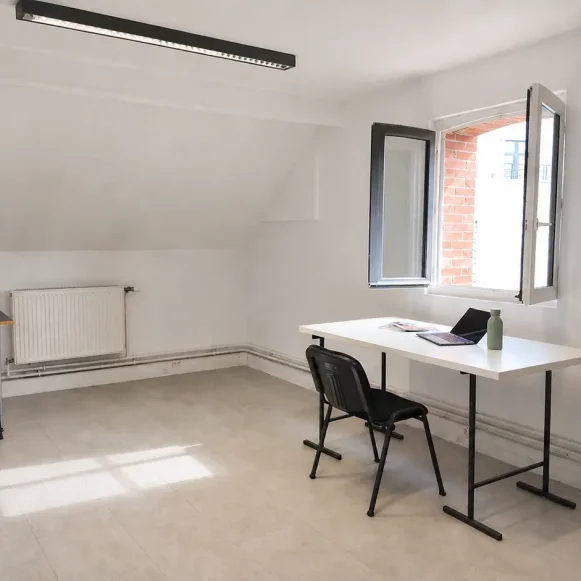 Bureau privé 52 m² 6 postes Location bureau Allée des Parfumeurs Nanterre 92000 - photo 2
