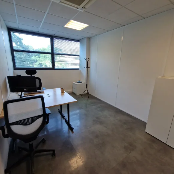 Bureau privé 12 m² 2 postes Location bureau Square Benjamin Franklin Montigny-le-Bretonneux 78180 - photo 1