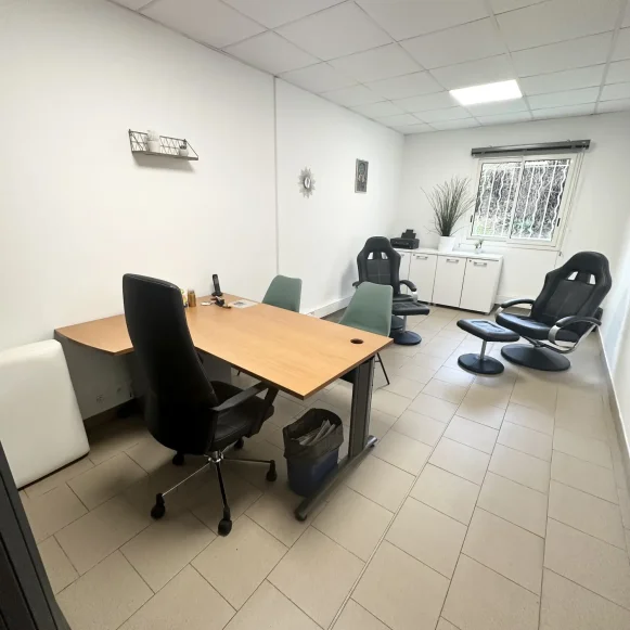 Bureau privé 15 m² 2 postes Location bureau Avenue de Bruxelles La Seyne-sur-Mer 83500 - photo 1