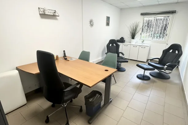 Bureau privé - 83500 - 2 postes - 690€