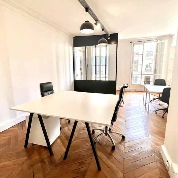 Bureau privé 25 m² 4 postes Location bureau Rue Coq Héron Paris 75001 - photo 1