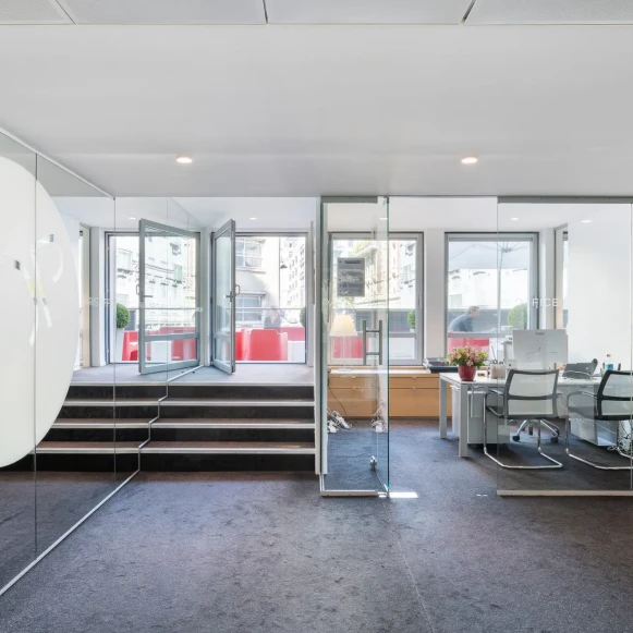 Bureau privé 20 m² 8 postes Location bureau Rue Quentin-Bauchart Paris 75008 - photo 4