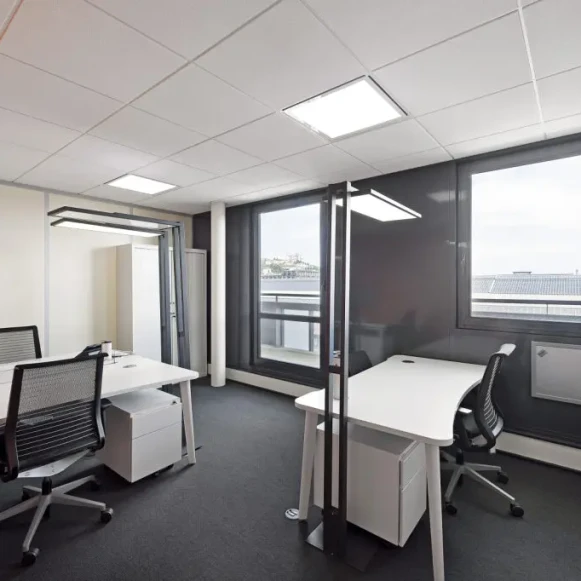 Bureau privé 17 m² 3 postes Coworking Cours Charlemagne Lyon 69002 - photo 2