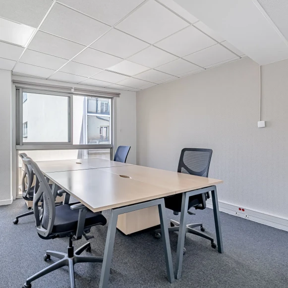 Bureau privé 14 m² 4 postes Coworking Rue de Rochechouart Paris 75009 - photo 1