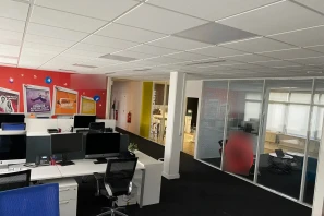 Open Space - 95700 - 5 postes - 330€