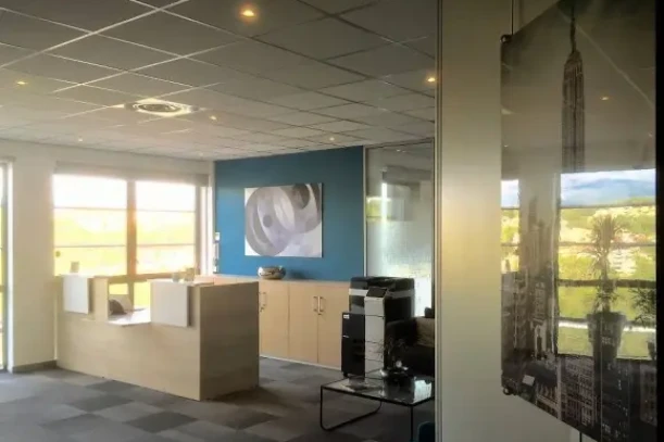 Bureau privé - 06560 - 3 postes - 1200€