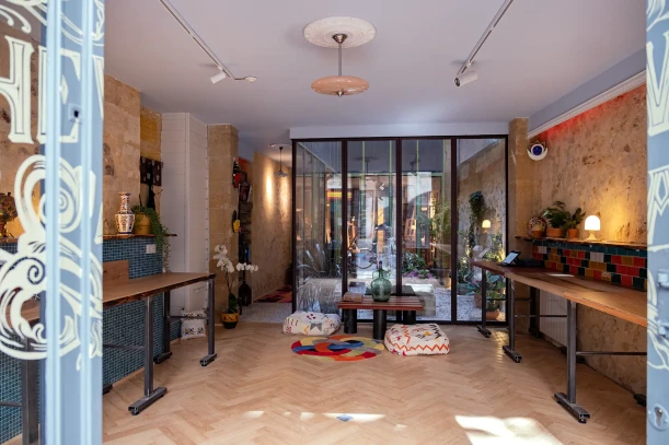 Open Space - 33000 - 4 postes - 215€