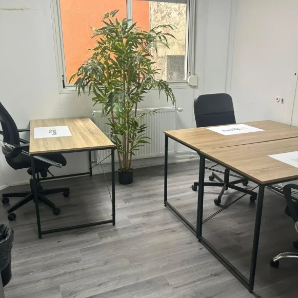 Bureau privé 12 m² 3 postes Location bureau Rue Rabelais Montreuil 93100 - photo 1