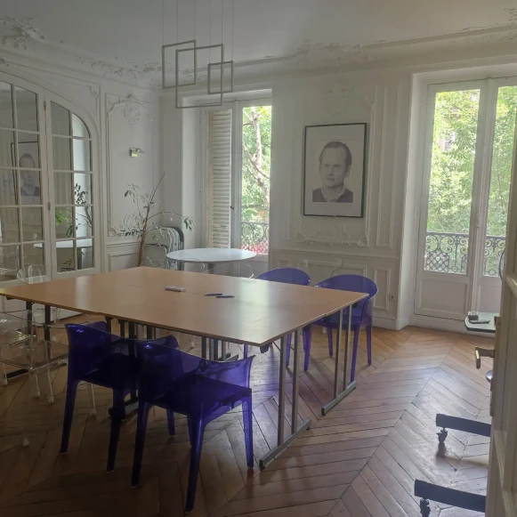 Bureau privé 26 m² 8 postes Coworking Boulevard de Magenta Paris 75010 - photo 2