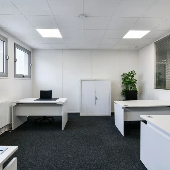 Bureau privé 26 m² 4 postes Location bureau Rue Cartier Bresson Pantin 93500 - photo 1