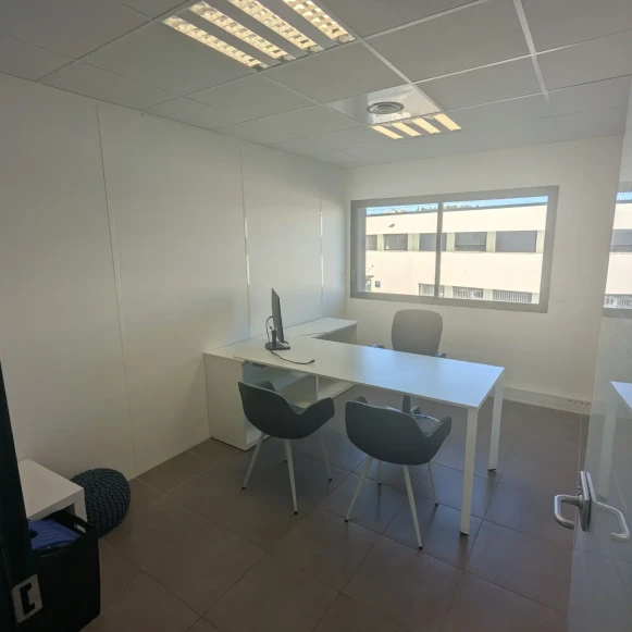 Bureau privé 10 m² 1 poste Coworking Rue Topaze Éguilles 13510 - photo 1