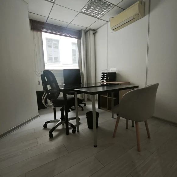 Bureau privé 6 m² 2 postes Location bureau Rue Saint-Lazare Paris 75009 - photo 1