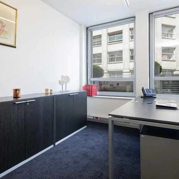 Bureau privé 18 m² 4 postes Coworking Rue Quentin-Bauchart Paris 75008 - photo 3