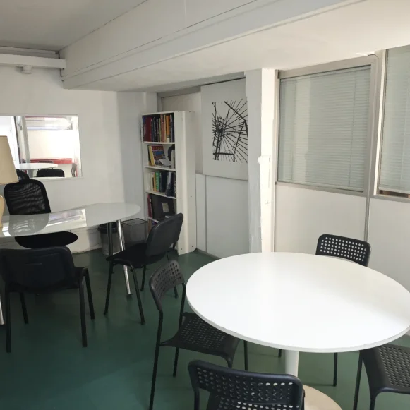 Bureau privé 19 m² 3 postes Coworking Rue Saint-Antoine Paris 75004 - photo 1