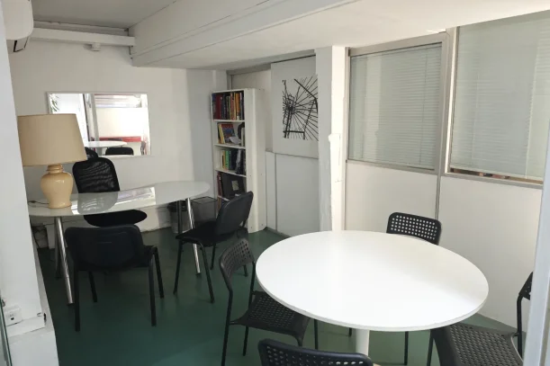Bureau privé - 75004 - 3 postes - 1950€