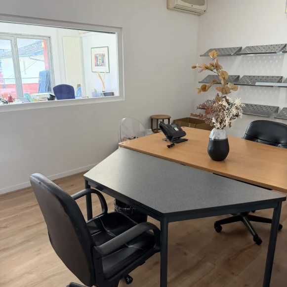 Bureau privé 30 m² 2 postes Location bureau Rue Saint-Pierre de Vaise Lyon 69009 - photo 1