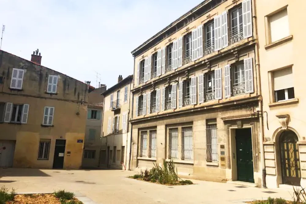 Open Space - 84000 - 18 postes - 200€
