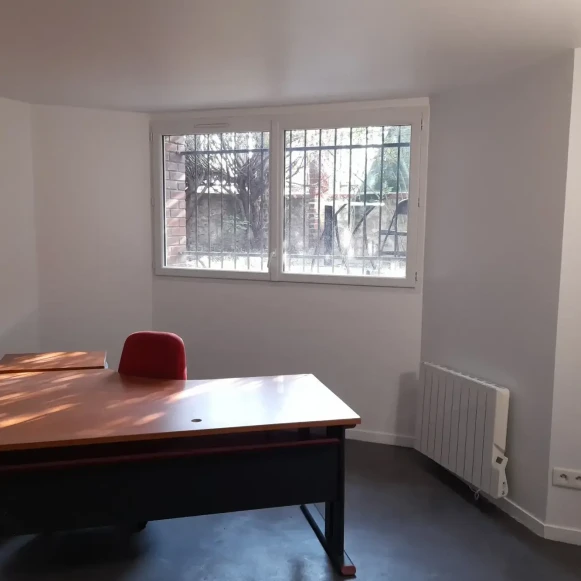 Bureau privé 18 m² 3 postes Coworking Avenue du Colonel Fabien Vitry-sur-Seine 94400 - photo 1