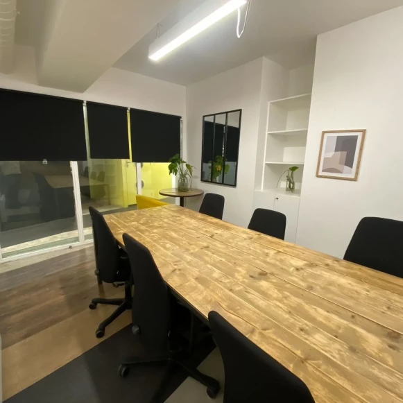 Bureau privé 12 m² 6 postes Coworking Rue du Cloître Saint-Merri Paris 75004 - photo 5