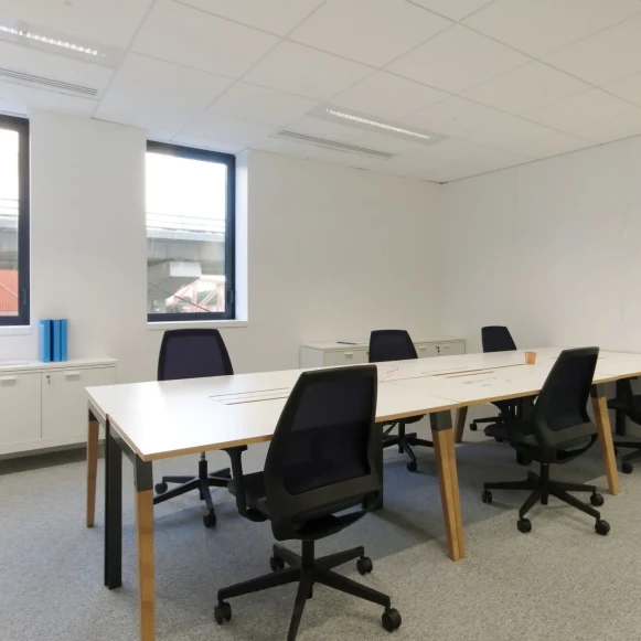 Bureau privé 26 m² 6 postes Location bureau Quai du Lazaret Marseille 13002 - photo 2