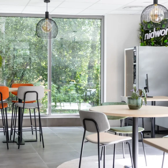 Bureau privé 12 m² 2 postes Coworking Rue Cassiopée Chavanod 74650 - photo 5