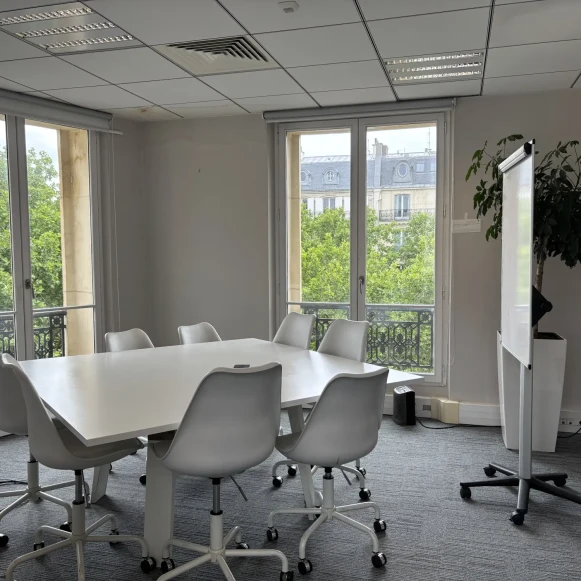 Bureau privé 18 m² 4 postes Location bureau Rue Pasquier Paris 75008 - photo 3