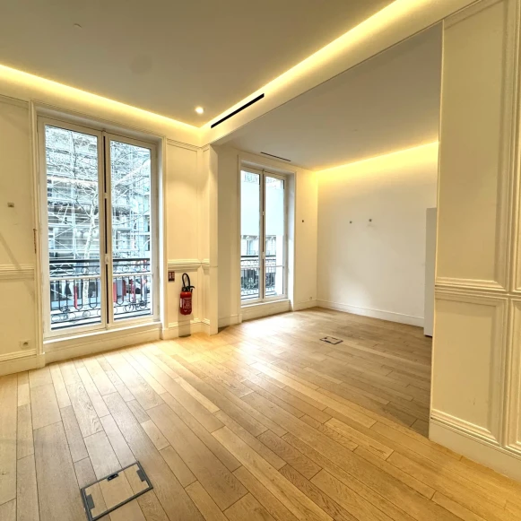 Espace indépendant 247 m² 32 postes Location bureau Avenue Franklin Delano Roosevelt Paris 75008 - photo 4