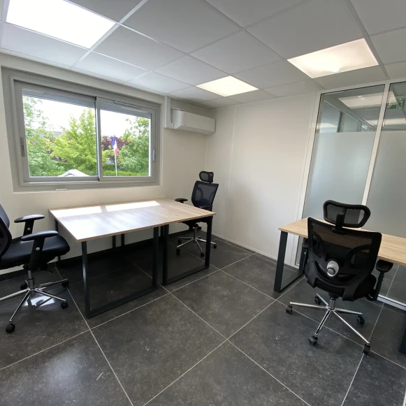 Bureau privé 12 m² 3 postes Location bureau Rue Claude Bernard Maurepas 78310 - photo 1