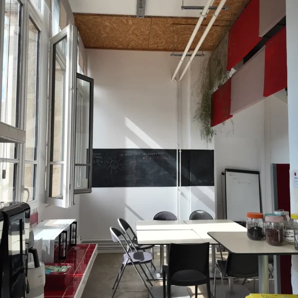 Bureau privé 23 m² 4 postes Location bureau Allée des Parfumeurs Nanterre 92000 - photo 2