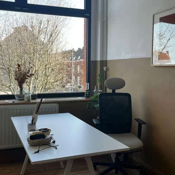 Bureau privé 15 m² 2 postes Coworking Rue d'Anvers Tourcoing 59200 - photo 1