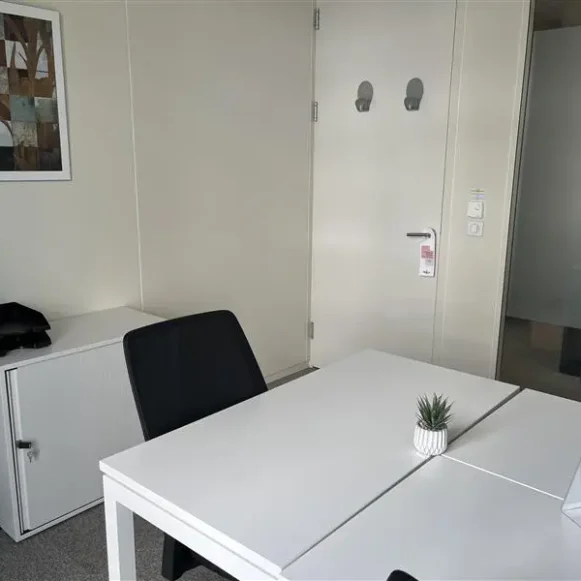 Bureau privé 10 m² 3 postes Coworking Mail Pablo Picasso Nantes 44000 - photo 2