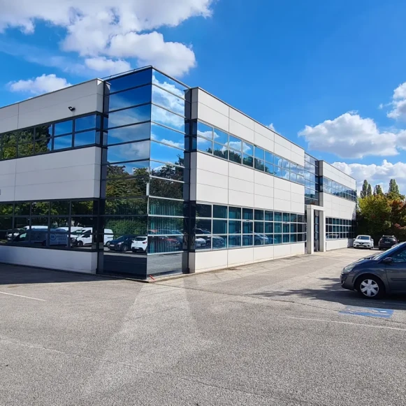Bureau privé 23 m² 6 postes Location bureau Square Benjamin Franklin Montigny-le-Bretonneux 78180 - photo 10
