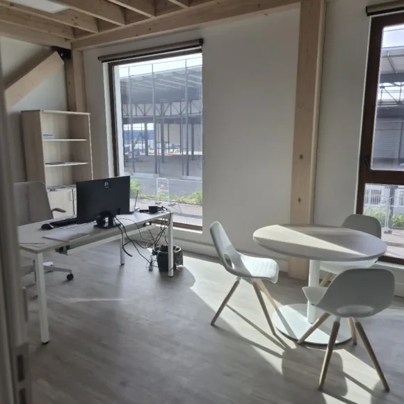 Bureau privé 20 m² 3 postes Coworking Rue Alice Guy Blaché Saint-Priest 69800 - photo 2