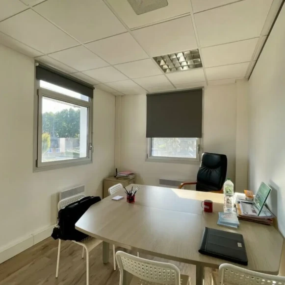 Bureau privé 11 m² 2 postes Coworking Rue de Wambrechies Marquette-lez-Lille 59520 - photo 1