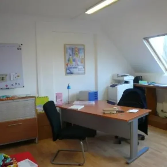 Bureau privé 14 m² 4 postes Location bureau Avenue de Creil Senlis 60300 - photo 2