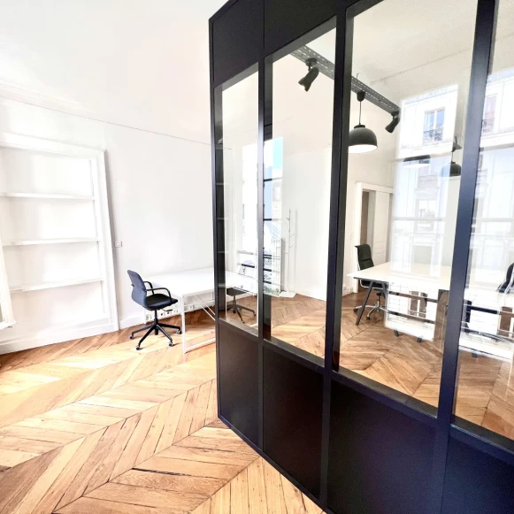 Bureau privé 25 m² 4 postes Location bureau Rue Coq Héron Paris 75001 - photo 4