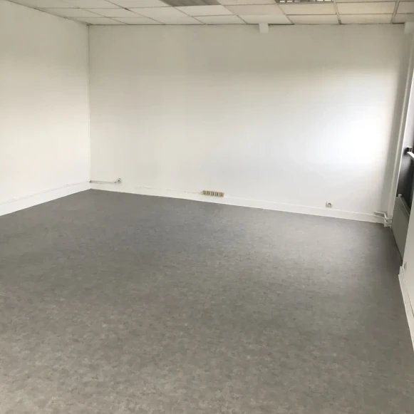 Bureau privé 5 m² 1 poste Location bureau Avenue Blaise Pascal Morangis 91420 - photo 1