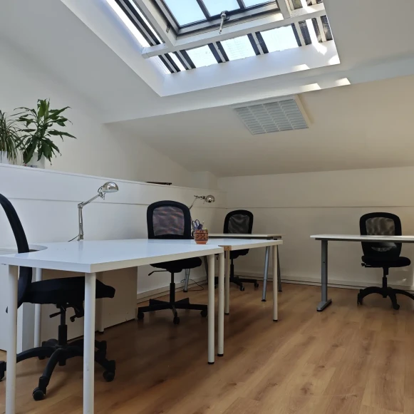 Bureau privé 16 m² 4 postes Location bureau Rue Saint-Antoine Paris 75004 - photo 3