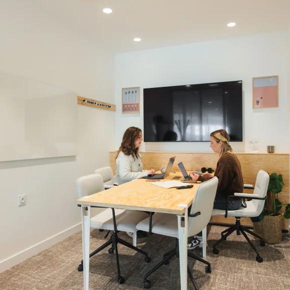 Open Space  12 postes Location bureau Rue Stephenson Montigny-le-Bretonneux 78180 - photo 1