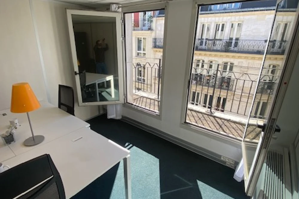 Bureau privé - 75010 - 3 postes - 2100€