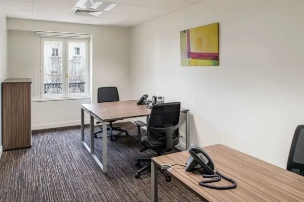 Bureau privé - 75008 - 4 postes - 3302€