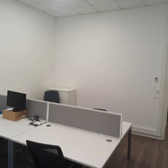 Bureau privé 18 m² 4 postes Location bureau Rue de Châteaudun Paris 75009 - photo 5