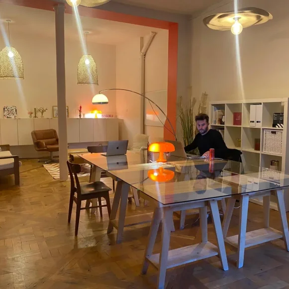 Espace indépendant 60 m² 9 postes Location bureau Cour des Petites Écuries Paris 75010 - photo 1
